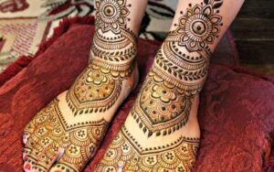 Minimalistic Mehndi Designs For Your Feet